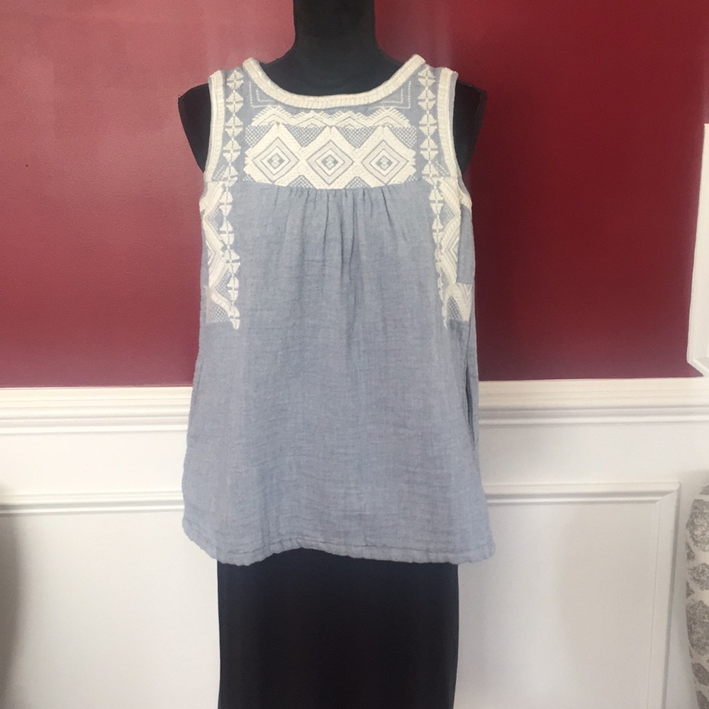 3/$18 🎉 Embroidered tank top